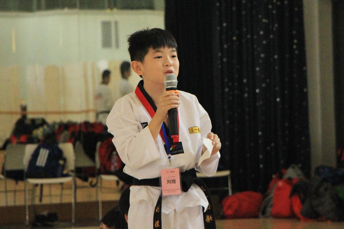 小学员手持麦克风演讲